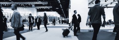 bir Ticaret Fuarı standında bulanık insanlar