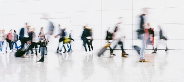 Gran multitud de personas anónimas borrosas caminando en una sala moderna — Foto de Stock