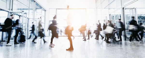 Grande foule de gens d'affaires anonymes flous — Photo