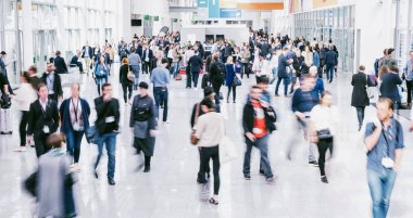 Anonim insanlardan oluşan kalabalık bir ticaret fuarında bulanıklaştı
