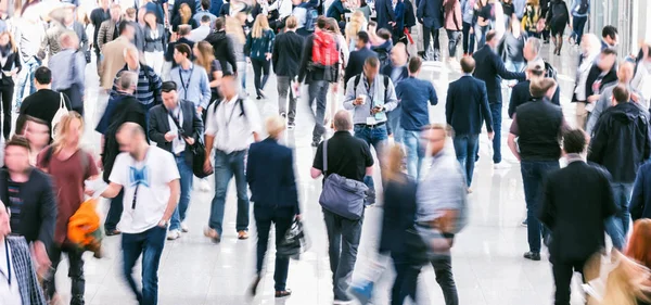 Foule de gens d'affaires à un salon professionnel — Photo