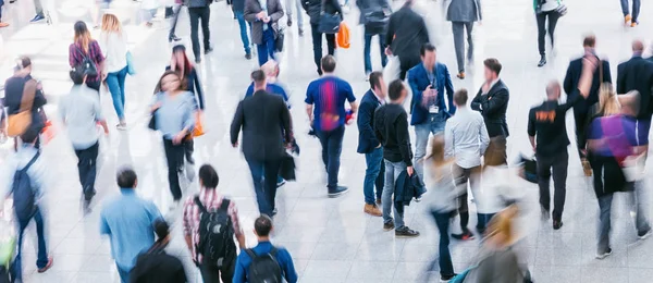 kalabalık bulanık iş adamları bir Ticaret Fuarı