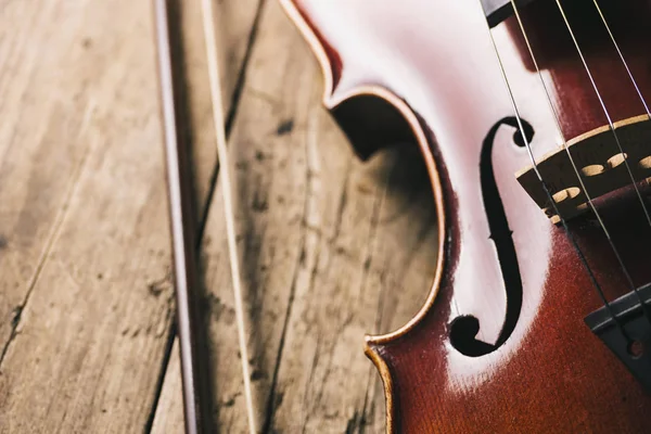 Vecchio violino con fiocco su un pavimento di legno — Foto Stock