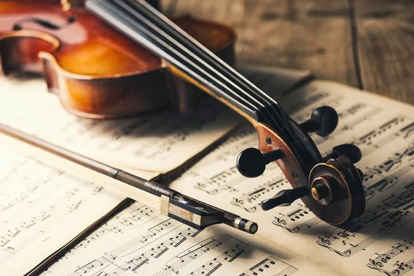 노트에 활과 오래 된 바이올린 — 스톡 사진