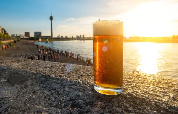 Soğuk taze dusseldorfer eski bira (Altbier) yaz gün batımında — Stok fotoğraf