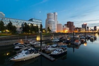 Dusseldorf medya liman Neuer Zollhof binaların ile