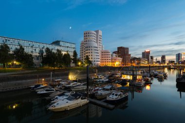 Dusseldorf medya medienhafen moon ile gün batımında