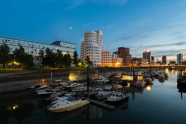 Dusseldorf media medienhafen au coucher du soleil avec lune — Photo