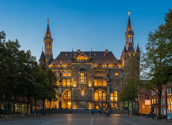 Rådhuset i Aachen by i blå time – stockfoto