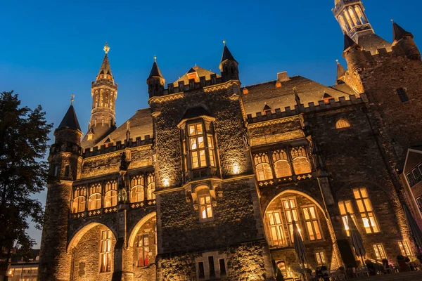 Vieille mairie d'Aix-la-Chapelle, Allemagne avec ciel bleu nuit — Photo