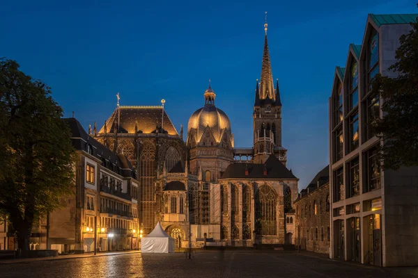 Aachens domkyrka på natten — Stockfoto