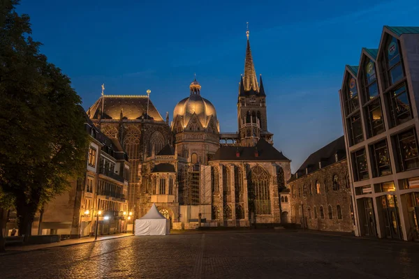 Aachens domkyrka på blå timmen — Stockfoto