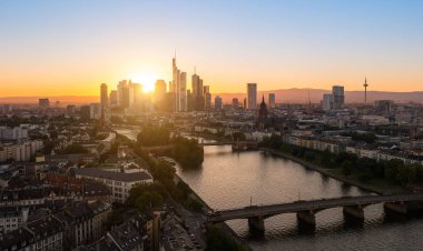 Frankfurt şehir manzarası siluet yaz gün batımında