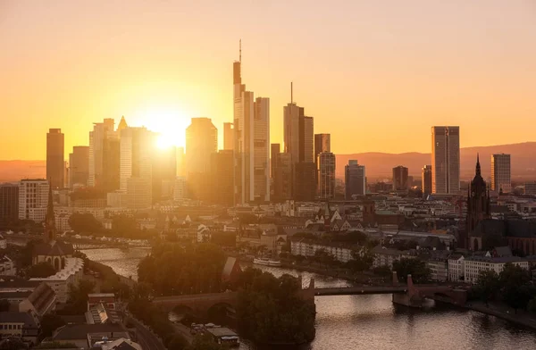 Франкфурт / Майн Skyline на закате лета — стоковое фото