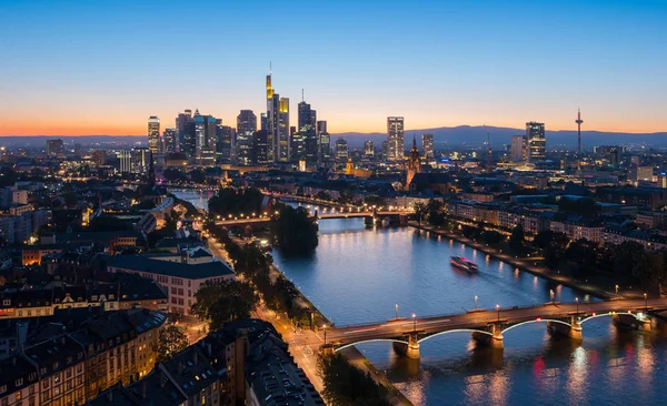 Skyline de Frankfurt am Main ciudad al atardecer de verano — Foto de Stock