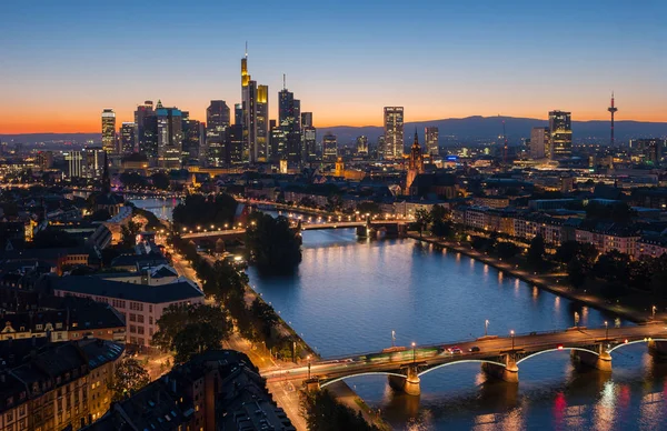 Frankfurt, Alemania horizonte del distrito financiero al atardecer — Foto de Stock