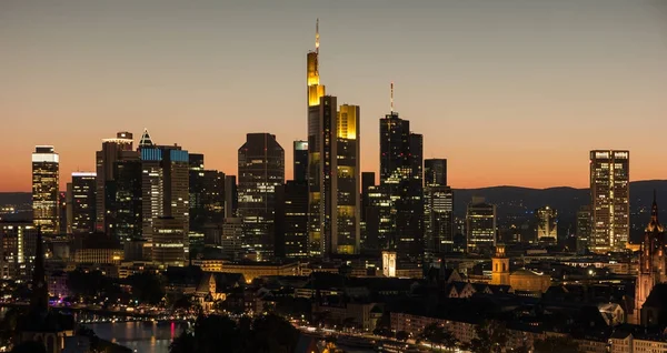 Франкфурт-на-Майні, Німеччина фінансового району skyline вночі — стокове фото