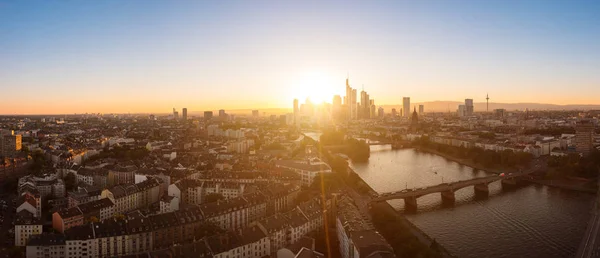 Vue panoramique au coucher du soleil de Francfort-sur-le-Main, Allemagne — Photo