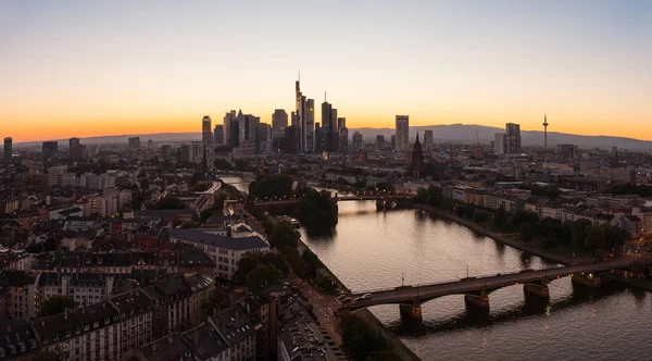 Fráncfort del Meno silueta panorámica al atardecer — Foto de Stock