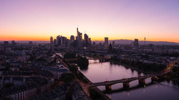 Silueta de Frankfurt Skyline al atardecer de verano Panorama — Foto de Stock