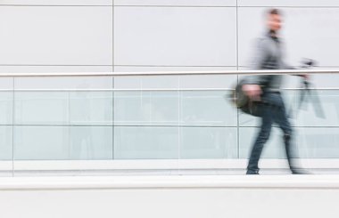 fotoğrafçı bir futuristik koridorda, inclu yürüyüş tripod ile