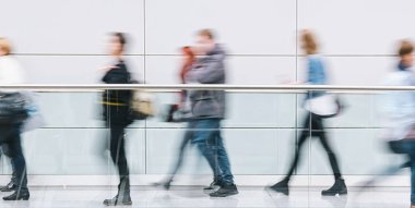 kalabalık bir temiz fütüristik kızlar yürüyüş Fuar ziyaretçilerinin