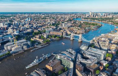 Londra manzarası Londra'da thames Nehri, tower bridge ve iş bölge ile görüntüleyin. Web siteleri ve dergiler düzenleri için ideal
