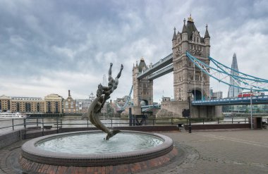 tower bridge ve yunus çeşme için bir bulutlu gün Londra'da görüntüleyin. Web siteleri ve dergiler düzenleri için ideal