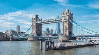 thames Nehri, tower bridge için Londra'da bir yaz günü görüntüleyin. Web siteleri ve dergiler yerleşimi için ideal