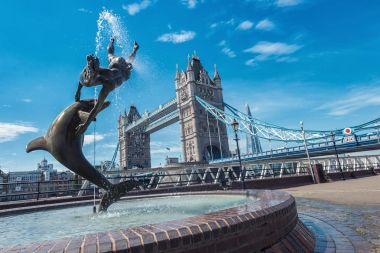 tower bridge ve yunus çeşme için bir yaz gününde Londra'da görüntüleyin. Web siteleri ve dergiler düzenleri için ideal