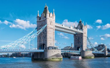 tower bridge bir yaz gününde Londra'da mavi gökyüzü ve bulutlar ile görüntüleyin. Web siteleri ve dergiler düzenleri için ideal