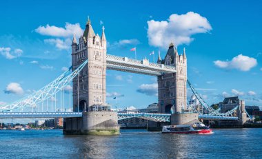 tower bridge bir yaz günü Londra'da görüntüleyin. Web siteleri ve dergiler düzenleri için ideal