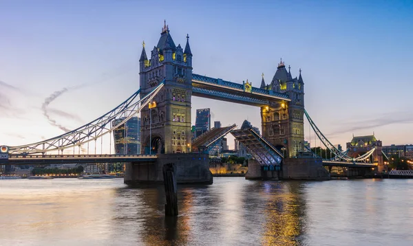 Zobacz Otwarty Tower Bridge Biznesowej Dzielnicy Zachodzie Słońca Londynie Idealny — Zdjęcie stockowe