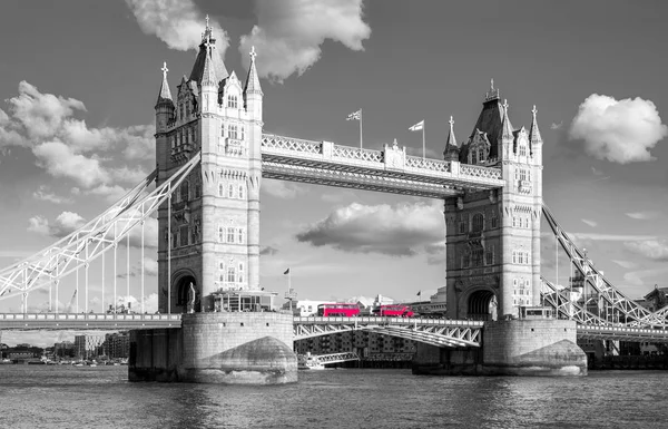 Nézd Meg Fekete Fehér Színben Piros Buszok Londoni Tower Híddal — Stock Fotó