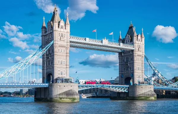 Iki Kırmızı Otobüs Ile Tower Bridge Için Londra Bir Yaz — Stok fotoğraf