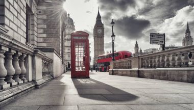kırmızı telefon kulübesi big Ben'i ve london sokaklarda siyah ve beyaz renklerde arka plan otobüs ile görünümünü. Web siteleri ve dergiler düzenleri için ideal