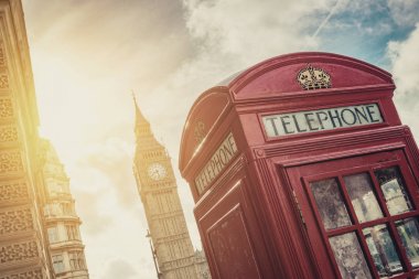 bir yaz gününde Londra'da büyük ben ile geleneksel kırmızı telefon kulübesi. Web siteleri ve dergiler düzenleri için ideal