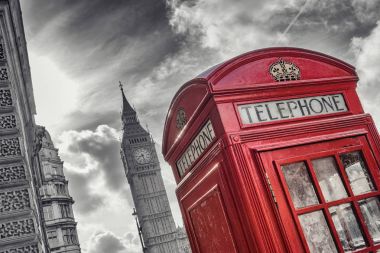 geleneksel kırmızı telefon kulübesi ile Londra'daki büyük ben siyah ve beyaz renklerde bir bakış. Web siteleri ve dergiler düzenleri için ideal