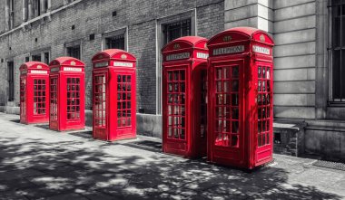 siyah ve beyaz renklerde kırmızı telefon kabinleri için Londra'da bir satır görünümü. Web siteleri ve dergiler düzenleri için ideal