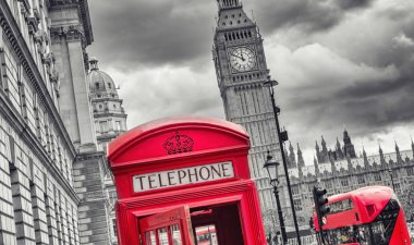 kırmızı telefon kulübesi big Ben'i ve london, arka plan siyah ve beyaz renklerde otobüs ile görünümünü. Web siteleri ve dergiler düzenleri için ideal