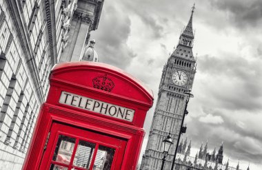 Londra'daki arka plan siyah ve beyaz renklerde büyük ben ile geleneksel kırmızı telefon kulübesi görünümünü. Web siteleri ve dergiler düzenleri için ideal