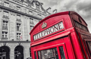 geleneksel bir Londra sokaklarında siyah ve beyaz renklerde ve telefon standında kırmızı portre. Web siteleri ve dergiler düzenleri için ideal