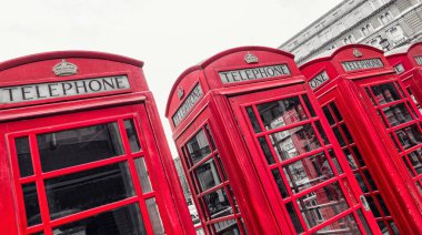 siyah ve beyaz renklerde Londra'daki üst üste geleneksel kırmızı telefon kulübeleri. Web siteleri ve dergiler düzenleri için ideal