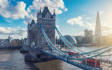 Belediye Binası ve thames Nehri ile tower bridge için Londra'da sunset bulvarında görüntüleyin. Web siteleri ve dergiler düzenleri için ideal