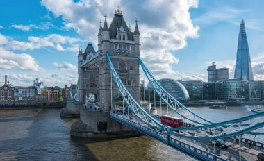 Belediye Binası ve thames Nehri ile tower bridge için Londra'da bulutlu bir günde görüntüleyin. Web siteleri ve dergiler düzenleri için ideal