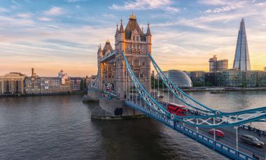 Londra'da günbatımı görünümü kule köprü ve thames Nehri ile Belediye Binası. Web siteleri ve dergiler düzenleri için ideal