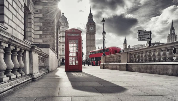 Kilátás Ból Egy Piros Telefonfülkében Big Ben Busszal Háttérben Fekete — Stock Fotó