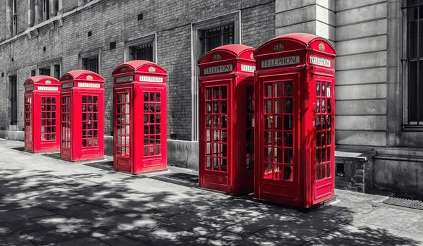 Vista Uma Linha Cabines Telefônicas Vermelhas Londres Cores Preto Branco — Fotografia de Stock