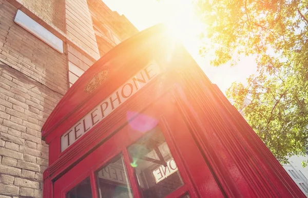 Cabina Telefónica Roja Tradicional Con Luz Del Sol Novia Londres — Foto de Stock