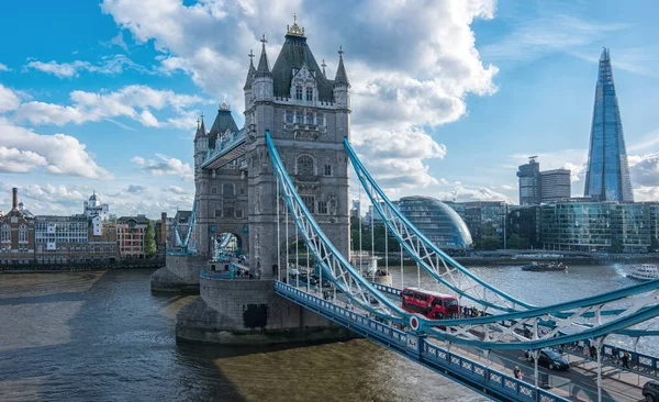 Visa Till Tower Bridge Med Stadshuset Och Themsen Molnig Dag — Stockfoto